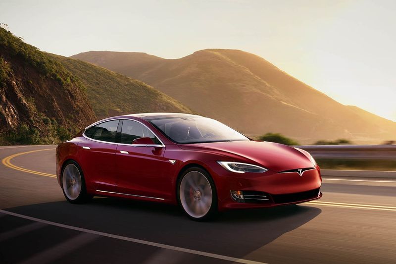Top 10 chiếc xe sang trọng giúp đàn ông thu hút mọi ánh nhìn: Mercedes, Lexus, Lamborghini không thể bỏ qua - Ảnh 6 Top 10 chiếc xe sang trọng giúp đàn ông thu hút mọi ánh nhìn: Mercedes, Lexus, Lamborghini không thể bỏ qua - Ảnh 6
