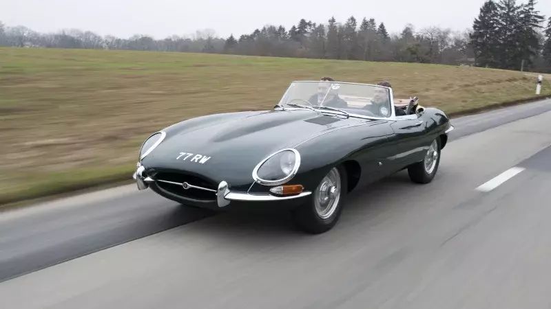 Top 10 chiếc xe sang trọng giúp đàn ông thu hút mọi ánh nhìn: Mercedes, Lexus, Lamborghini không thể bỏ qua - Ảnh 5 Top 10 chiếc xe sang trọng giúp đàn ông thu hút mọi ánh nhìn: Mercedes, Lexus, Lamborghini không thể bỏ qua - Ảnh 5