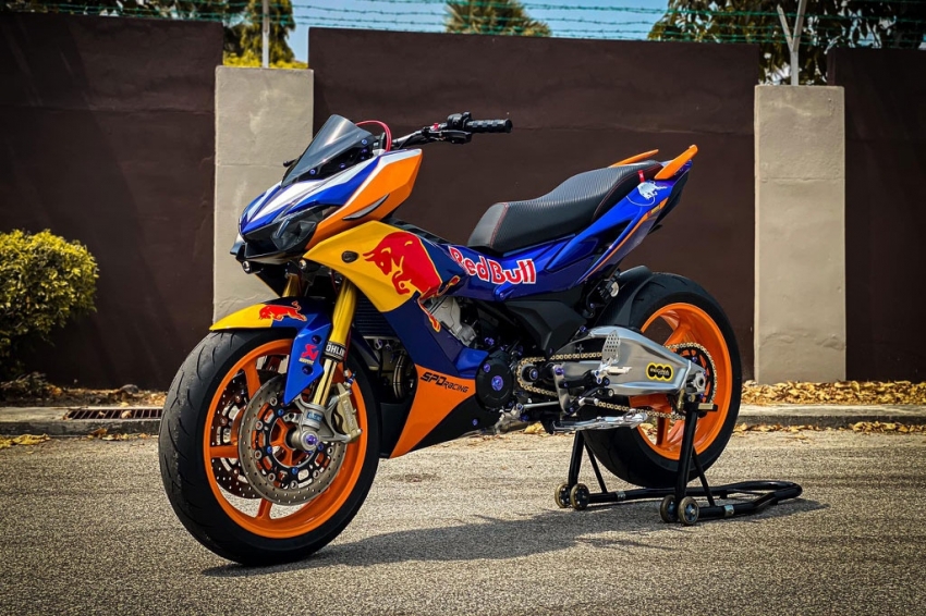 Dàn áo với bộ tem Redbull nổi tiếng.