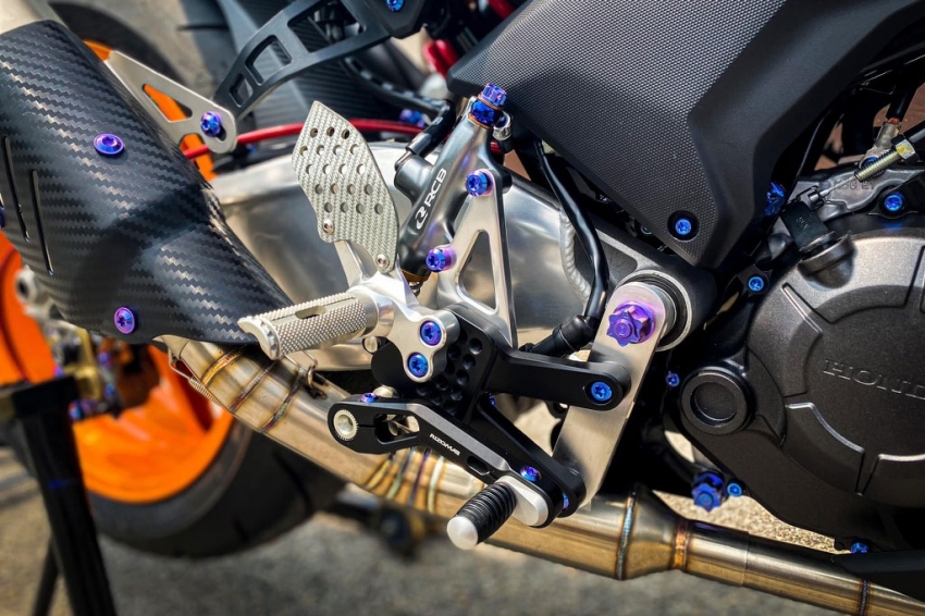 Full dàn ốc titan màu sắc nổi bật cùng gắp sau của KTM RC8.