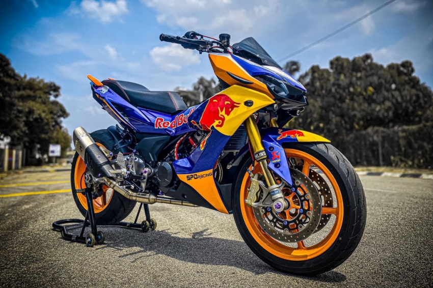 Thiết kế phuộc trước Ohlins của Ducati, phanh Brembo 4 piston của BMW S 1000 RR.