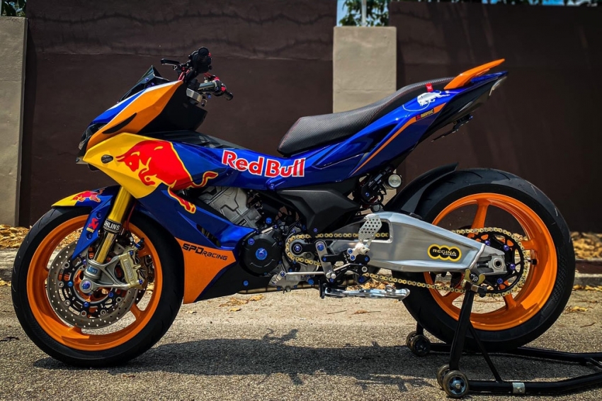 Ghi đông trần đúng chất xe đua.