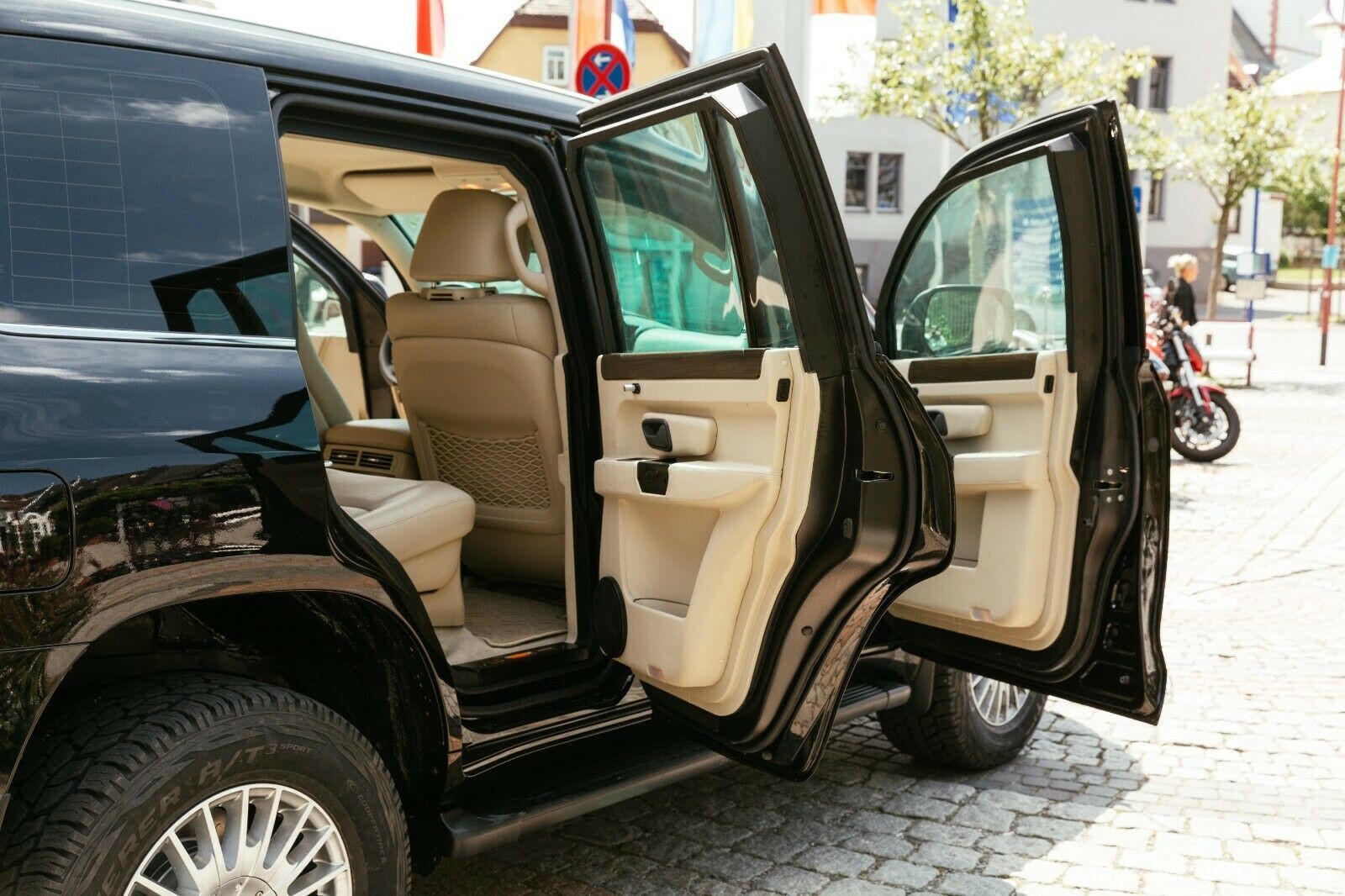 Land Cruiser bọc thép giá rẻ, lựa chọn tuyệt vời cho ‘giới nhà giàu’ - Ảnh 2 Land Cruiser bọc thép giá rẻ, lựa chọn tuyệt vời cho ‘giới nhà giàu’ - Ảnh 2