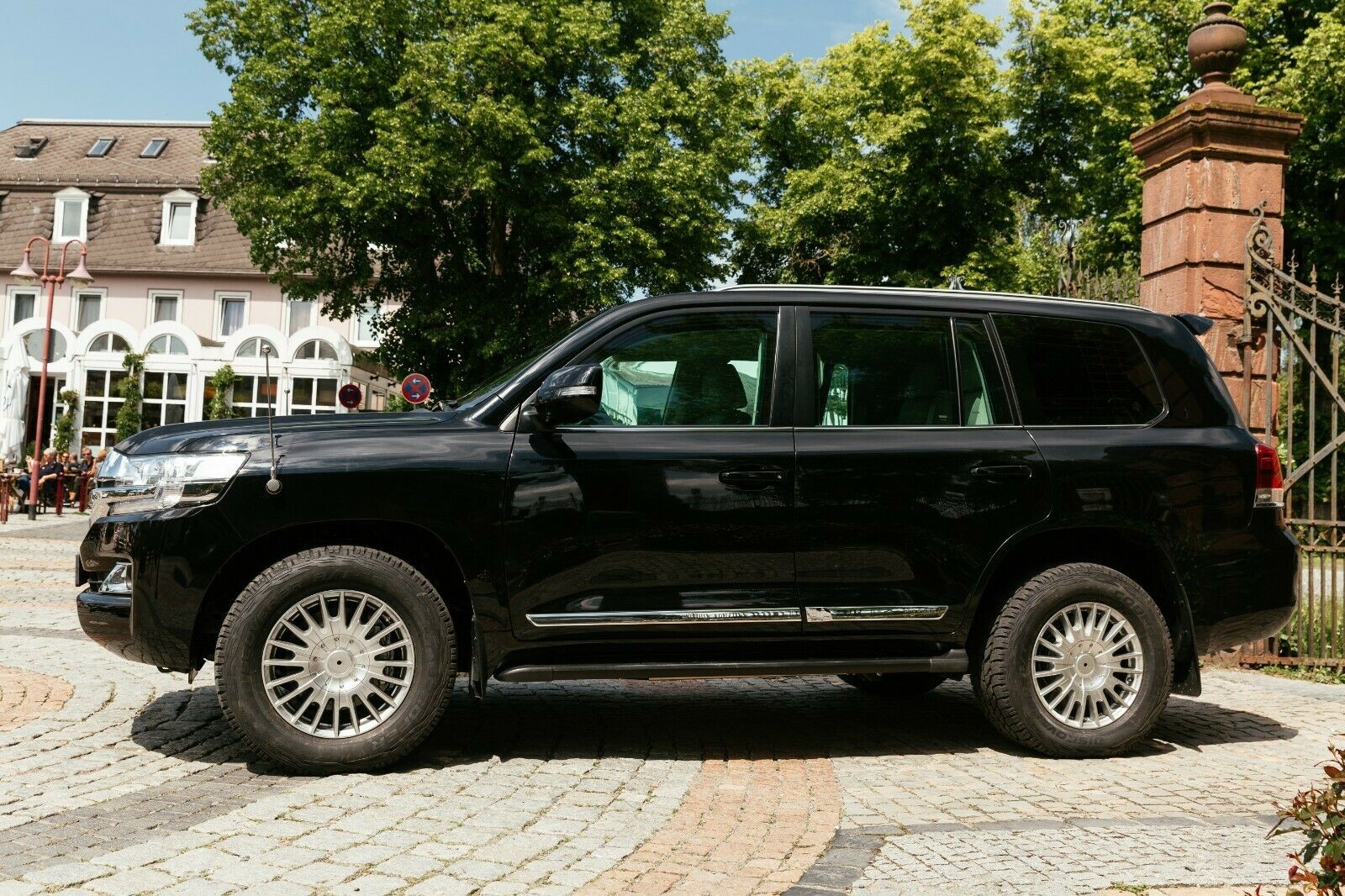 Land Cruiser bọc thép giá rẻ, lựa chọn tuyệt vời cho ‘giới nhà giàu’ - Ảnh 1 Land Cruiser bọc thép giá rẻ, lựa chọn tuyệt vời cho ‘giới nhà giàu’ - Ảnh 1