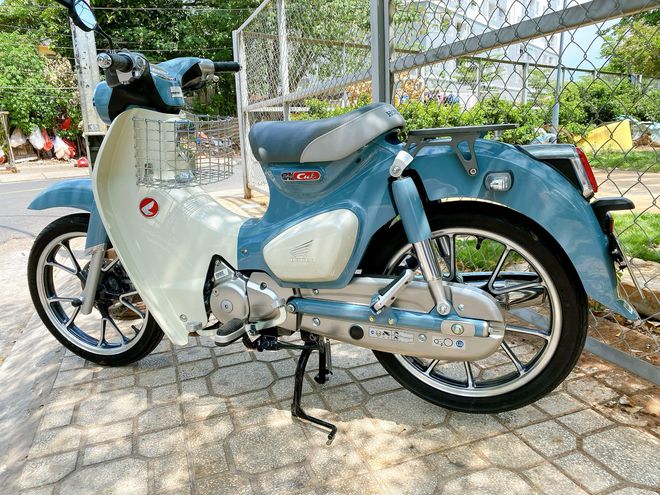 Ngắm nhìn Honda Super Cub bản đen tuyền: Đẳng cấp của một huyền thoại - Ảnh 1