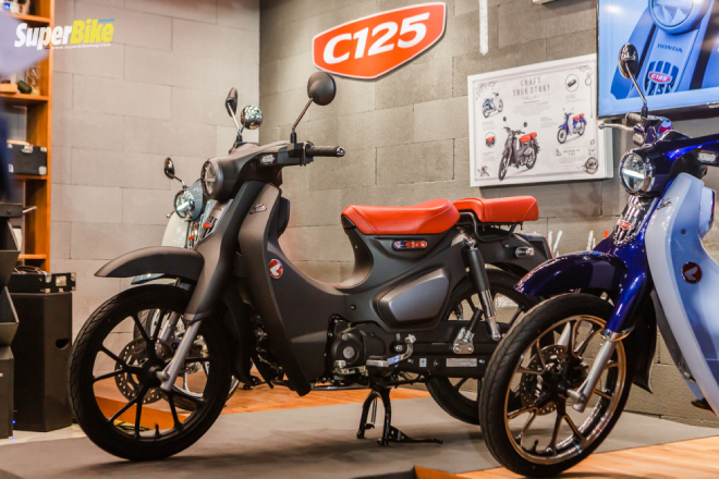 Ngắm nhìn Honda Super Cub bản đen tuyền: Đẳng cấp của một huyền thoại - Ảnh 2
