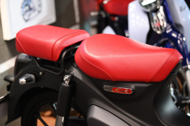 Ngắm nhìn Honda Super Cub bản đen tuyền: Đẳng cấp của một huyền thoại - Ảnh 4