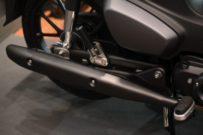 Ngắm nhìn Honda Super Cub bản đen tuyền: Đẳng cấp của một huyền thoại - Ảnh 5