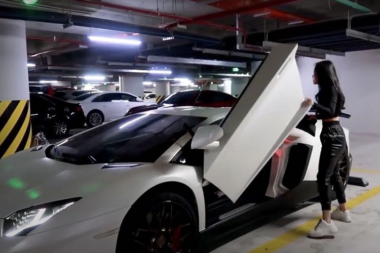 Lamborghini Aventador xuất hiện cùng chủ nhà trong hầm gửi xe Lamborghini Aventador xuất hiện cùng chủ nhà trong hầm gửi xe