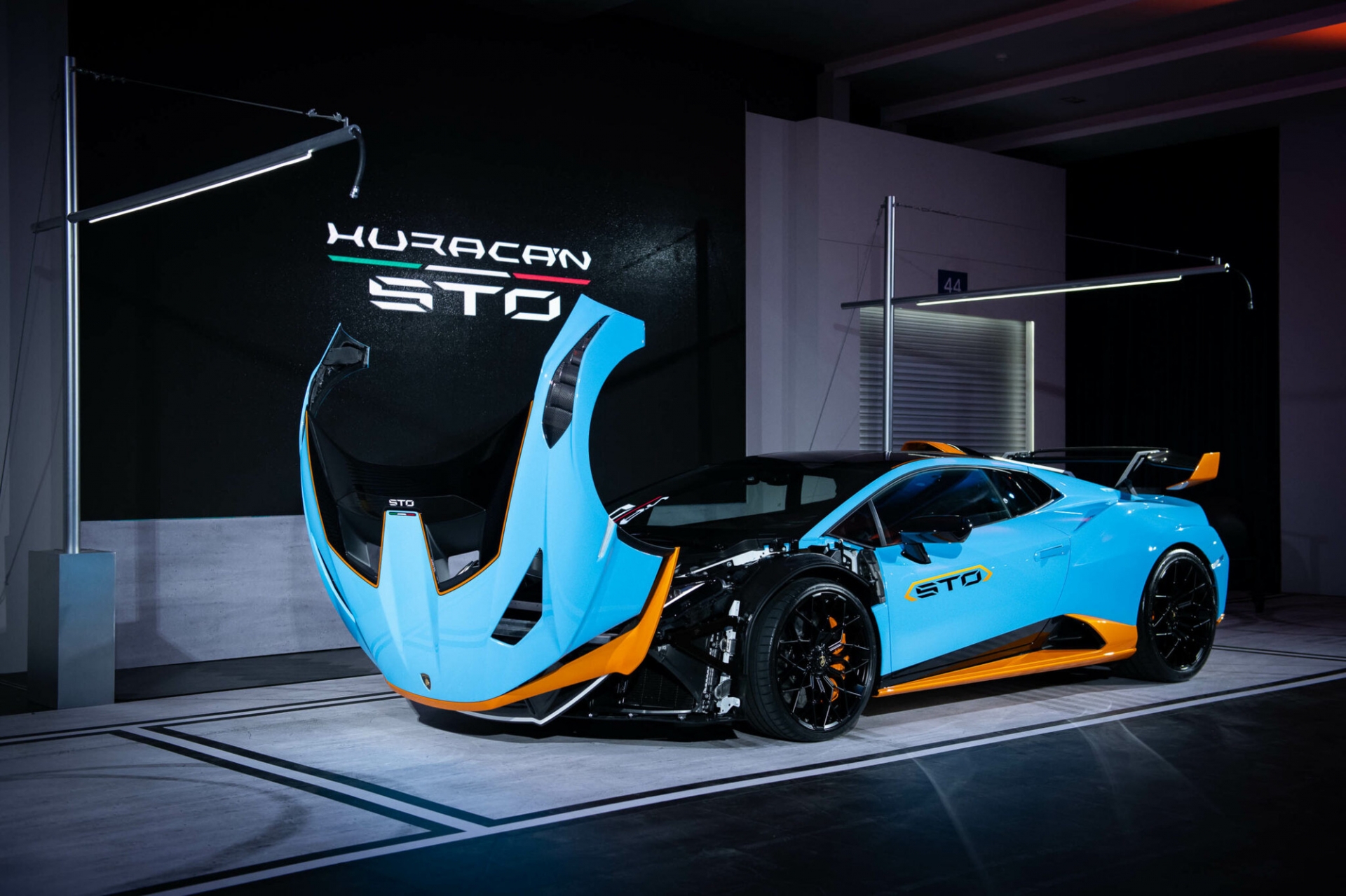 Lamborghini phiên bản xe đua đầu tiên đã có chủ sở hữu - Ảnh 3 Lamborghini phiên bản xe đua đầu tiên đã có chủ sở hữu - Ảnh 3