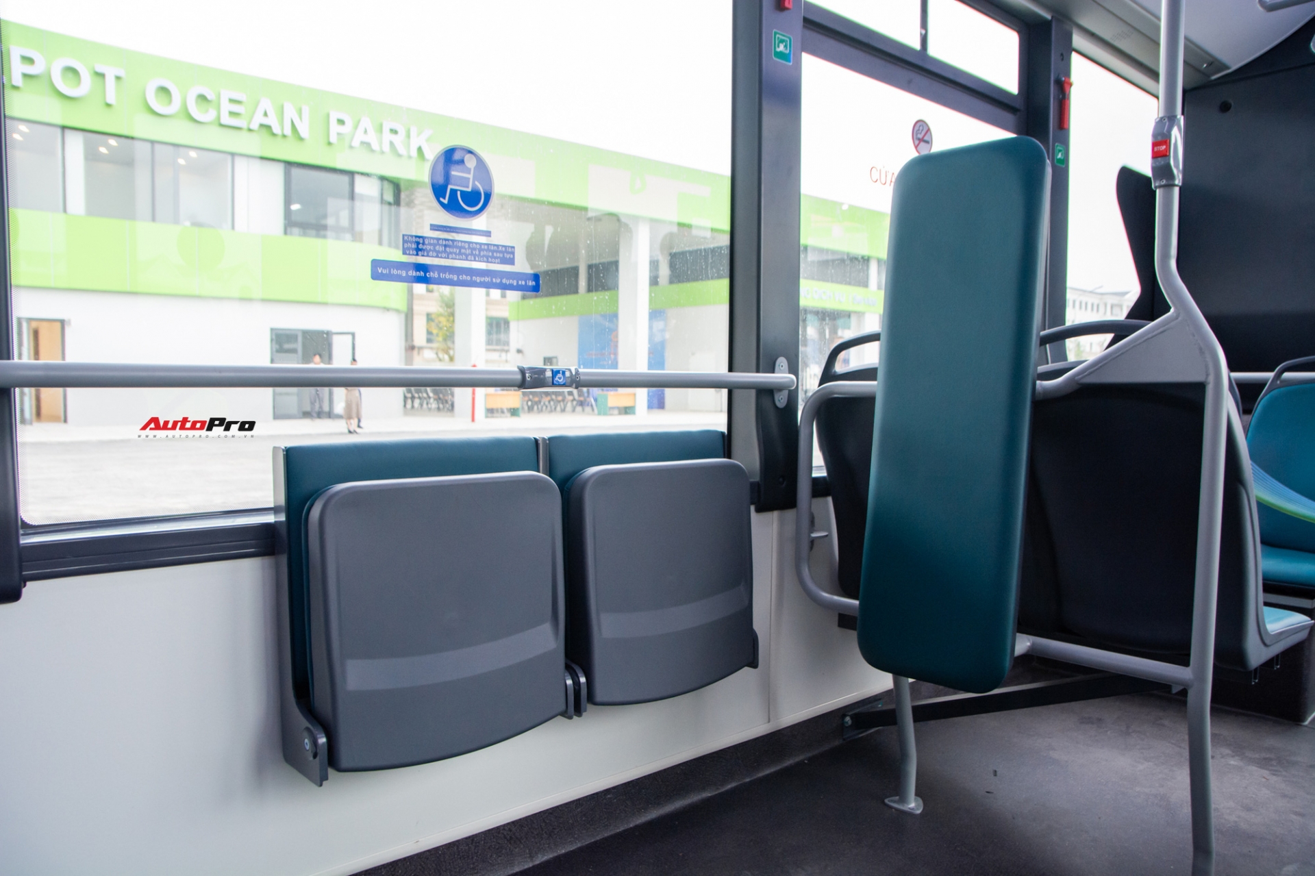VinBus lăn bánh tại Hà Nội, người dân hào hứng đón nhận nhiều tính năng thông minh - Ảnh 1 VinBus lăn bánh tại Hà Nội, người dân hào hứng đón nhận nhiều tính năng thông minh - Ảnh 1
