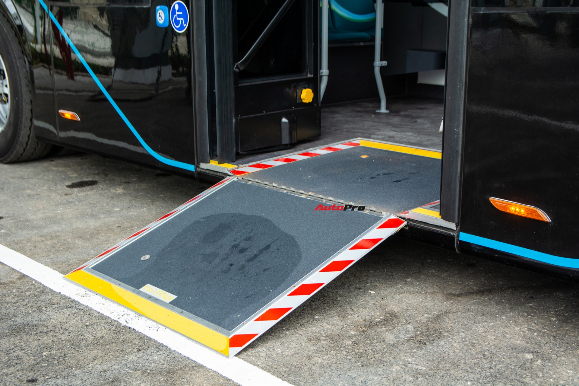 Vị trí ngồi và bậc lên xuống dành cho người khuyết tật (Ảnh: Autopro) Vị trí ngồi và bậc lên xuống dành cho người khuyết tật (Ảnh: Autopro)