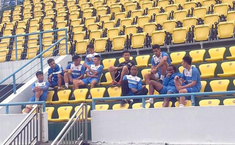 Hình ảnh một số cầu thủ trong đội 1 từ chối tập luyện vì bị nợ lương