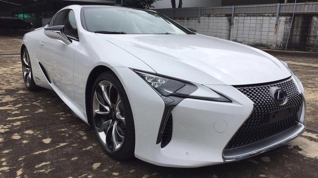 Mới lăn bánh hơn 1300 km Lexus LC 500H độc nhất được rao bán với giá không ngờ, xe có gì đặt biệt - Ảnh 1
