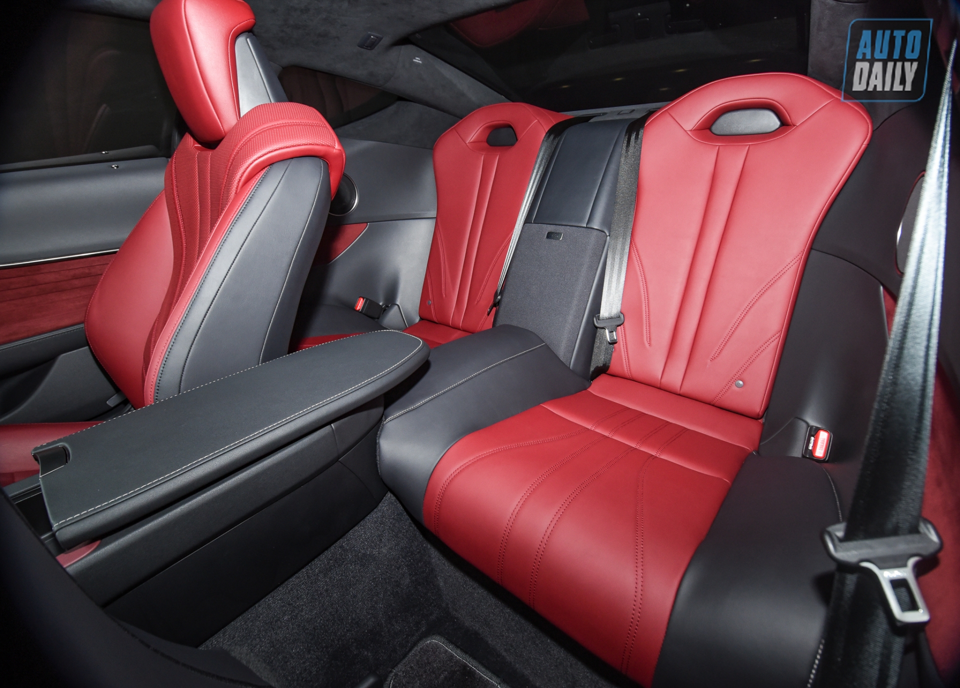 Mới lăn bánh hơn 1300 km Lexus LC 500H độc nhất được rao bán với giá không ngờ, xe có gì đặt biệt - Ảnh 7