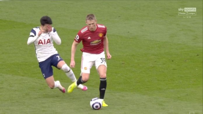 Trọng tài đã quá nhẹ tay, gián tiếp giúp Man Utd ngược dòng đánh bại Tottenham - Ảnh 2 Trọng tài đã quá nhẹ tay, gián tiếp giúp Man Utd ngược dòng đánh bại Tottenham - Ảnh 2