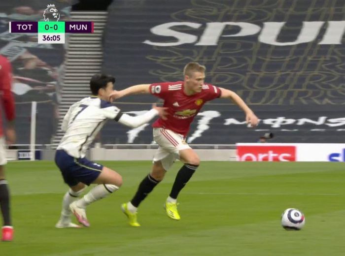Trọng tài đã quá nhẹ tay, gián tiếp giúp Man Utd ngược dòng đánh bại Tottenham - Ảnh 1 Trọng tài đã quá nhẹ tay, gián tiếp giúp Man Utd ngược dòng đánh bại Tottenham - Ảnh 1