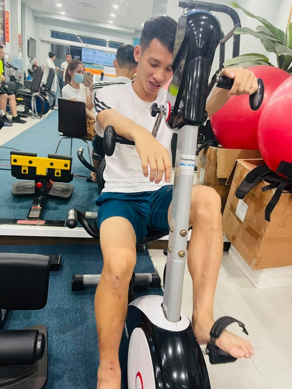 Hình ảnh mới nhất của Hùng Dũng xuất hiện trong phòng tập hôm 13/4 Hình ảnh mới nhất của Hùng Dũng xuất hiện trong phòng tập hôm 13/4