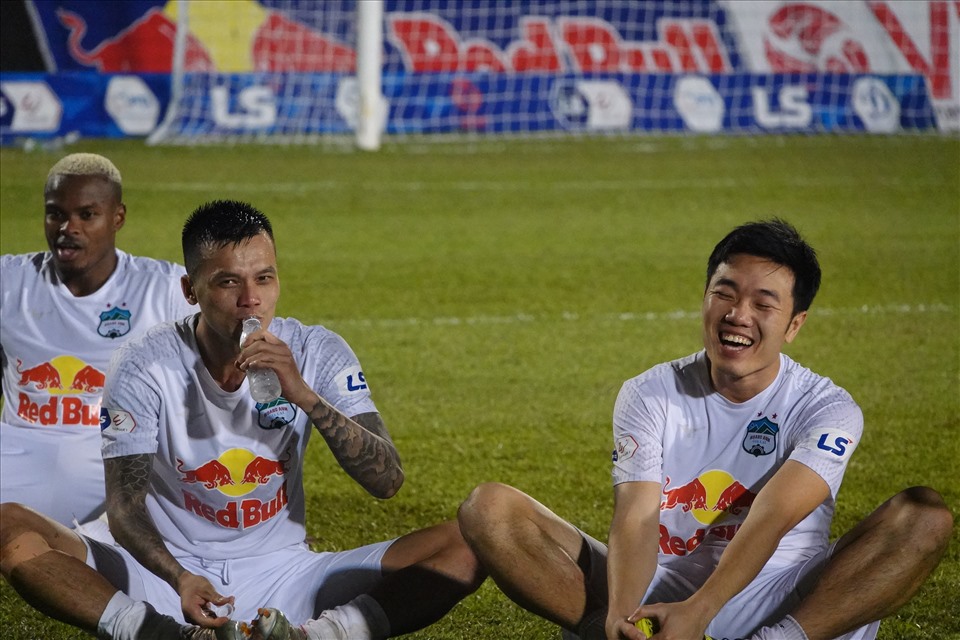 Xuân Trường chung vui với các đồng đội sau thắng lợi quan trọng