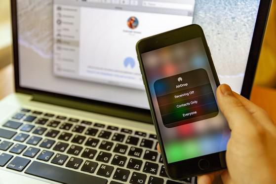 Trong thời đại thống trị của các sản phẩm Apple, AirDrop đang trở thành một tính năng rất hữu ích Trong thời đại thống trị của các sản phẩm Apple, AirDrop đang trở thành một tính năng rất hữu ích