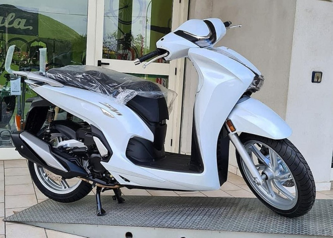 SH 350i đầu tiên có mặt tại Việt Nam: Chiếc tay ga chỉ dành cho đại gia thực thụ - Ảnh 5 SH 350i đầu tiên có mặt tại Việt Nam: Chiếc tay ga chỉ dành cho đại gia thực thụ - Ảnh 5