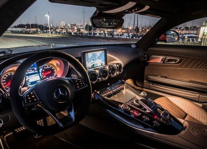 Điểm mặt 5 mẫu xe thể thao sở hữu nội thất đẹp nhất trong 2 thập kỷ qua - Ảnh 1