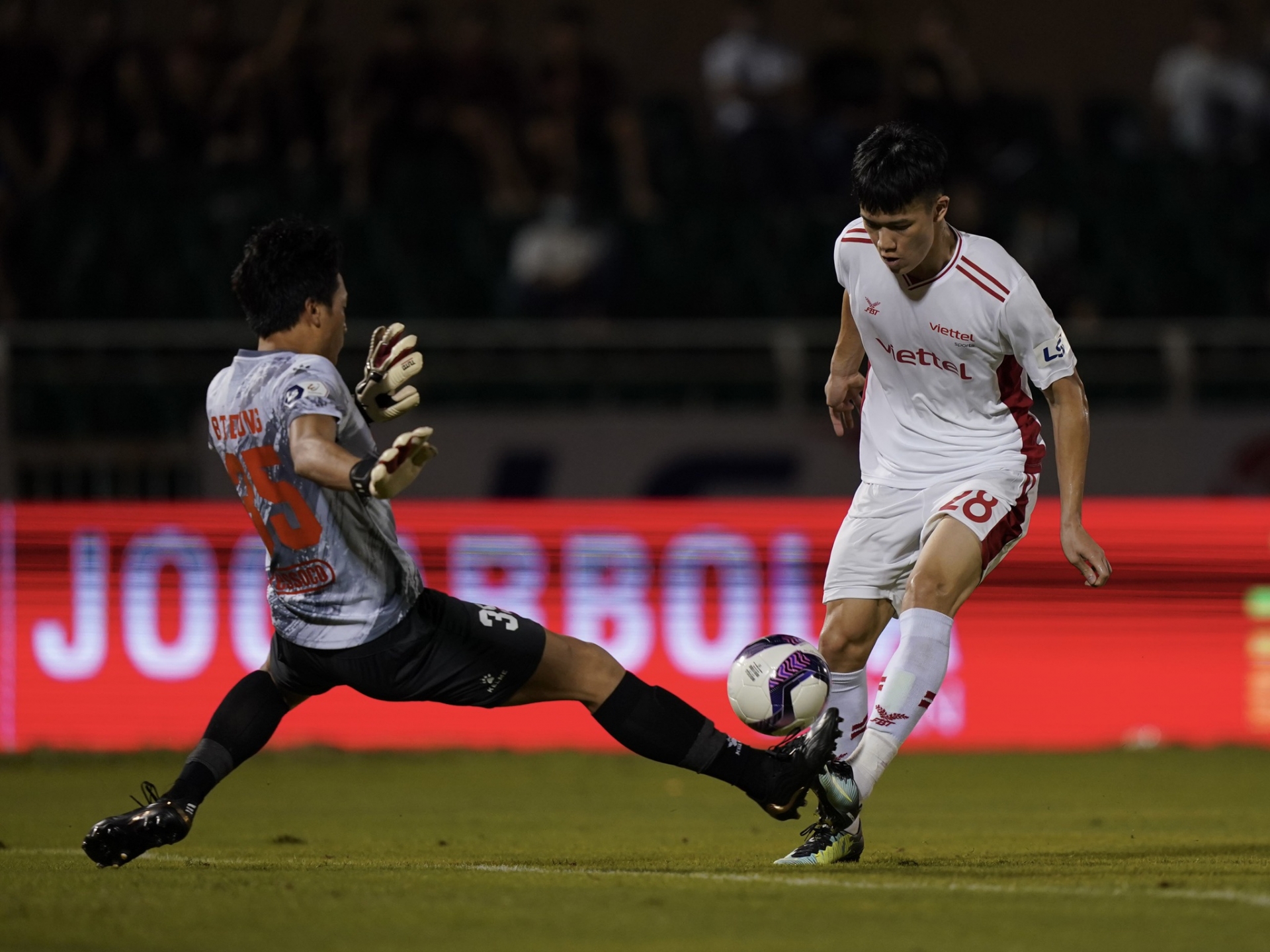 Bùi Tiến Dũng vẫn thiếu tự tin, chưa để lại ấn tượng tốt trong ngày tái xuất - Ảnh 2