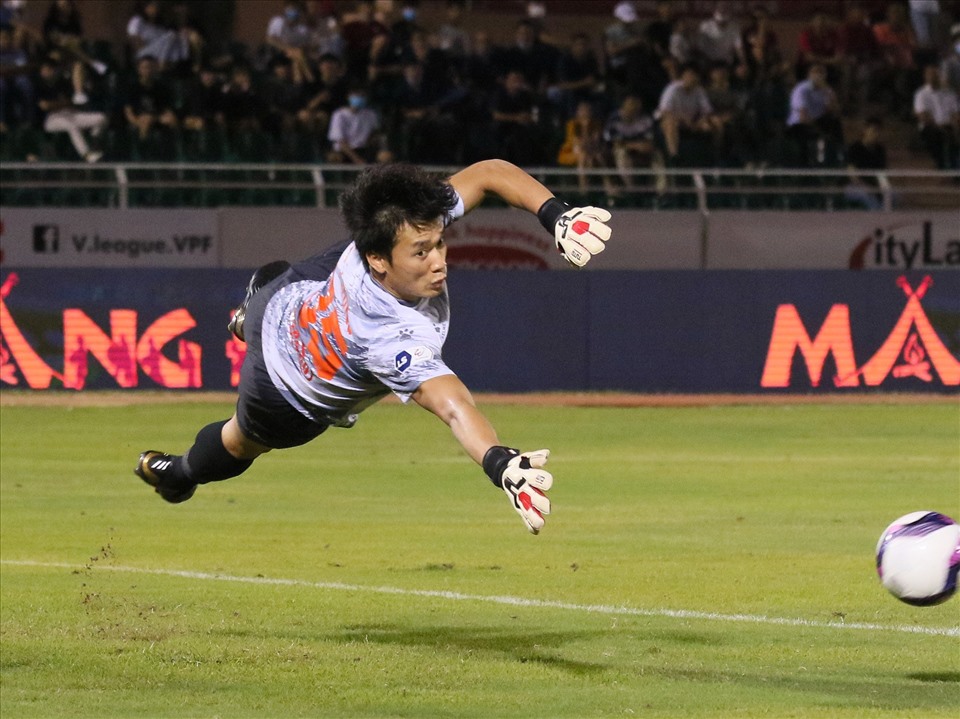 Bùi Tiến Dũng vẫn thiếu tự tin, chưa để lại ấn tượng tốt trong ngày tái xuất - Ảnh 3