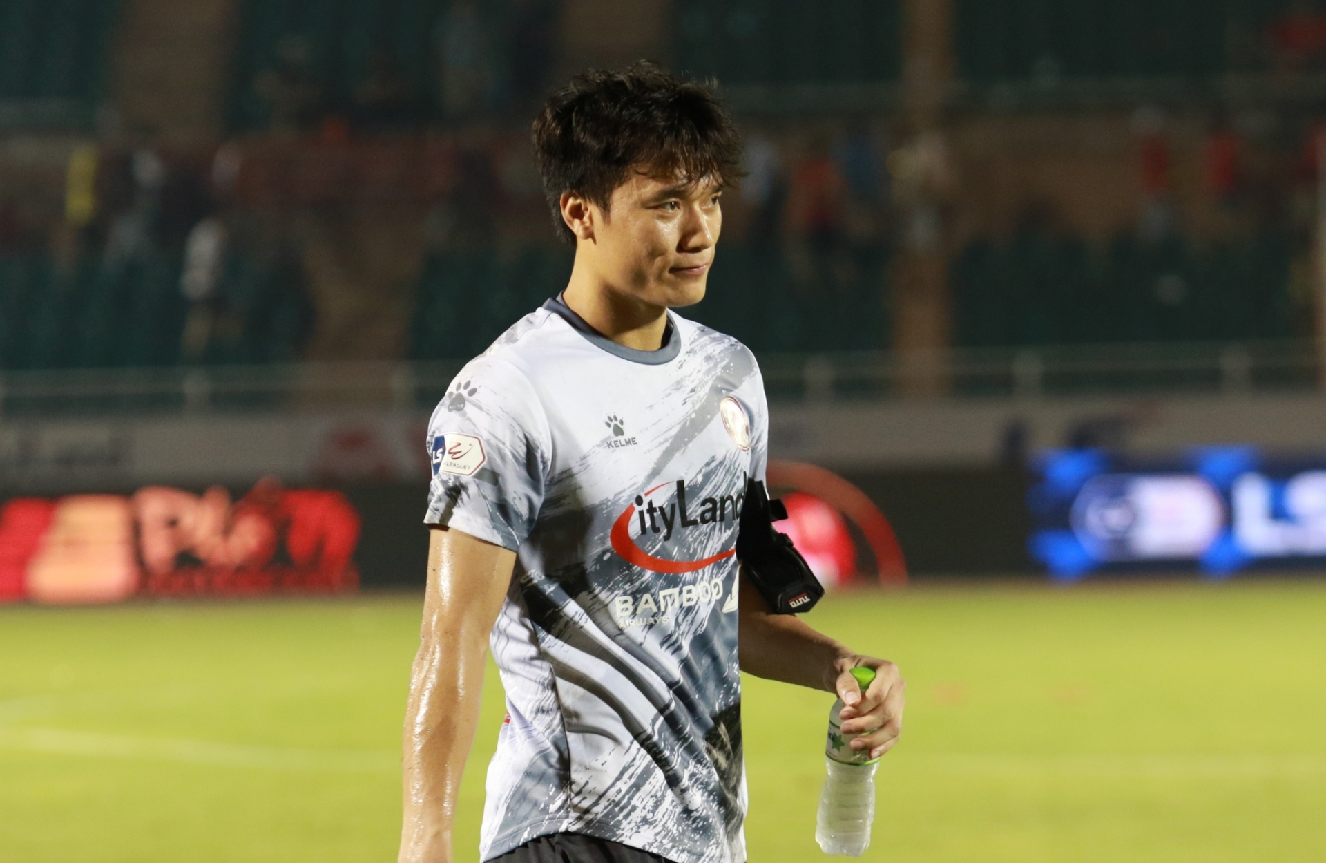 Bùi Tiến Dũng vẫn thiếu tự tin, chưa để lại ấn tượng tốt trong ngày tái xuất - Ảnh 1