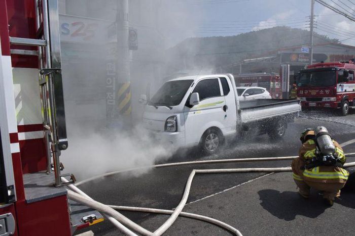 Ô tô điện liên tiếp bốc cháy tại Hàn Quốc, dân tình hoang mang về độ an toàn của bộ pin năng lượng 2