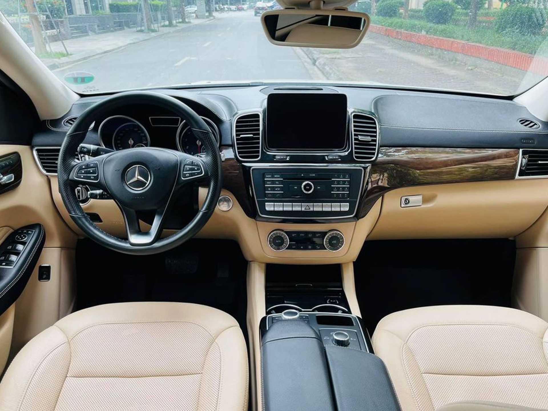 Mercedes-Benz GLE 400 4Matic Coupe bán lại chịu lỗ cả tỷ đồng - Tin mới Ôtô  xe máy