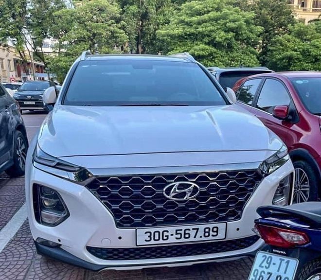 Hyundai SantaFe chạy lướt tìm chủ mới, giá đội lên ngang xe sang Mercedes - Ảnh 1 Hyundai SantaFe chạy lướt tìm chủ mới, giá đội lên ngang xe sang Mercedes - Ảnh 1