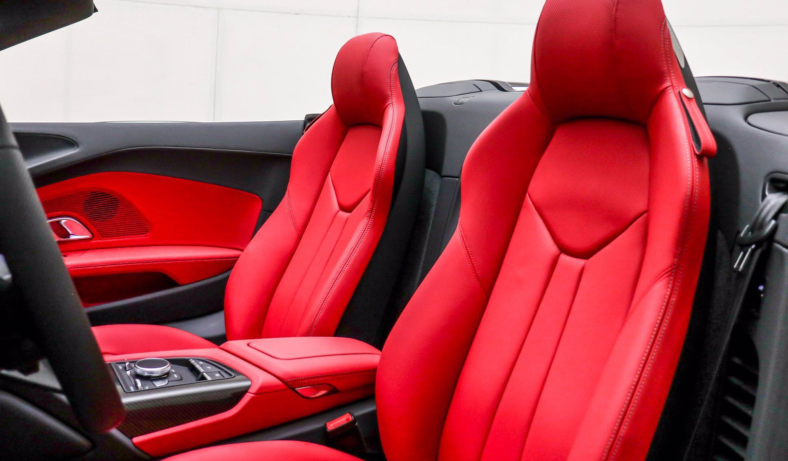 Audi R8 Spyder 2021 chào hàng đại gia Việt Nam kèm mức giá ‘rẻ bất ngờ’ - Ảnh 7 Audi R8 Spyder 2021 chào hàng đại gia Việt Nam kèm mức giá ‘rẻ bất ngờ’ - Ảnh 7