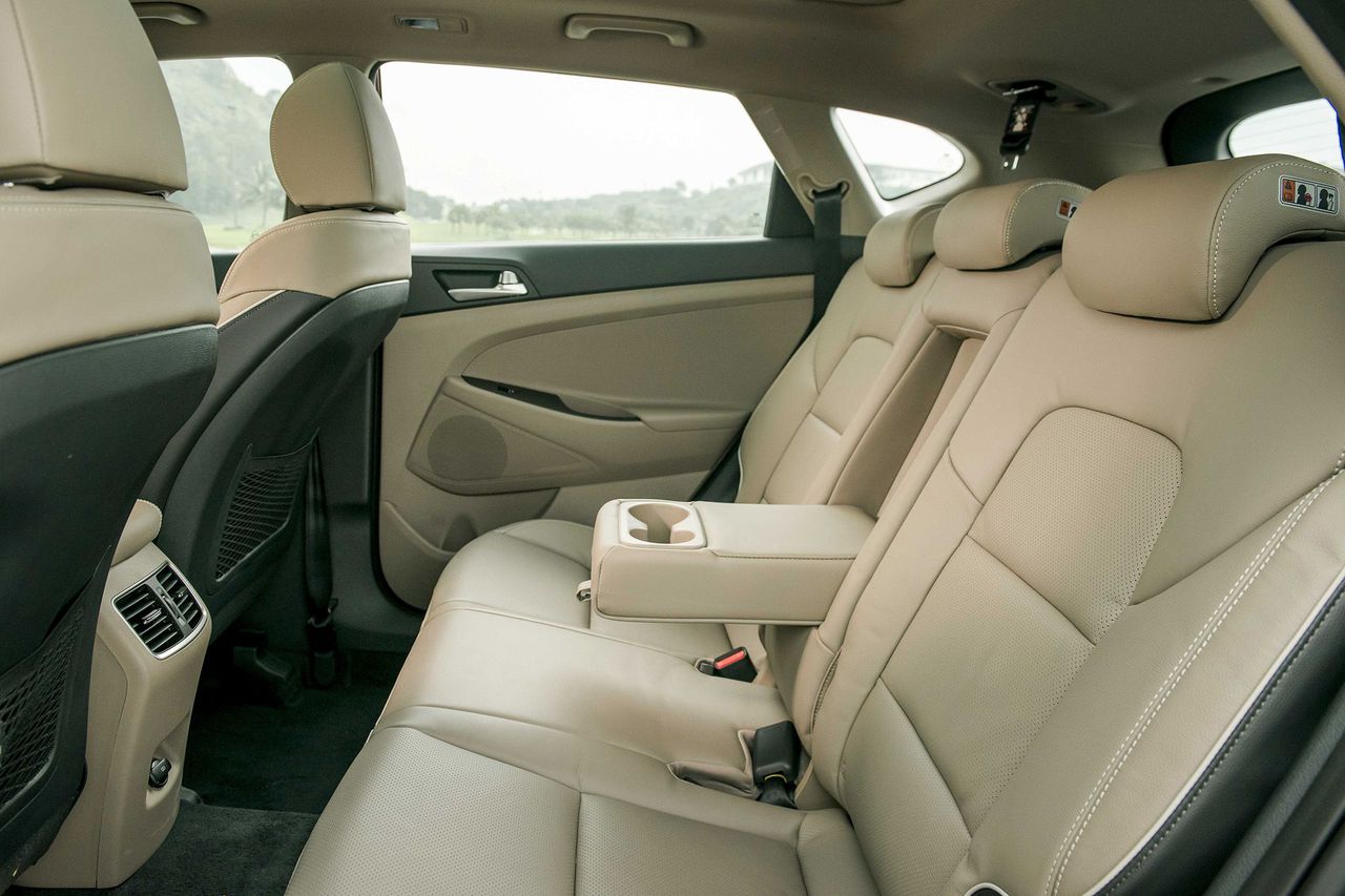 Hyundai Tucson bất ngờ giảm giá mạnh ở các đại lý, cơ hội không thể bỏ lỡ 4 Hyundai Tucson bất ngờ giảm giá mạnh ở các đại lý, cơ hội không thể bỏ lỡ 4