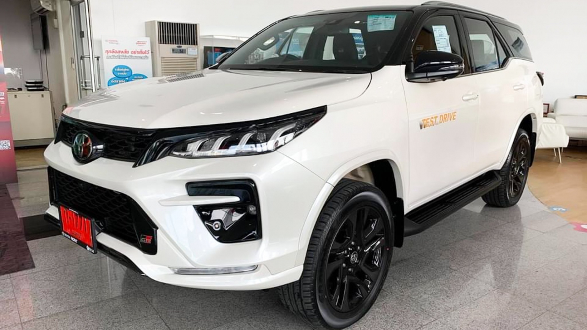 Xem trước Toyota Fortuner GR Sport 2022 giá 1.3 tỷ tại đại lý Thái Lan, sắp có mặt tại Việt Nam 1 Xem trước Toyota Fortuner GR Sport 2022 giá 1.3 tỷ tại đại lý Thái Lan, sắp có mặt tại Việt Nam 1