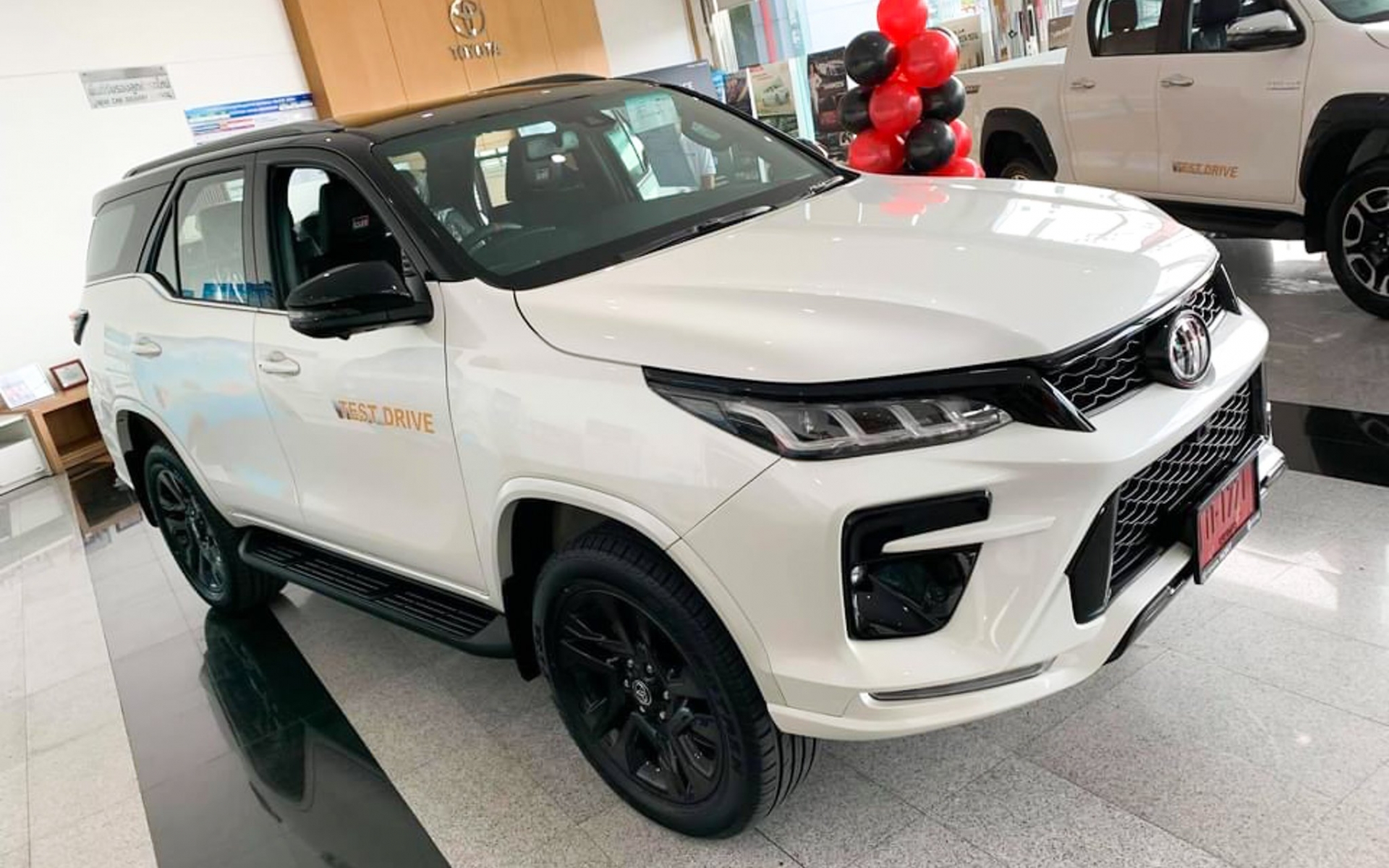 Xem trước Toyota Fortuner GR Sport 2022 giá 1.3 tỷ tại đại lý Thái Lan, sắp có mặt tại Việt Nam 2 Xem trước Toyota Fortuner GR Sport 2022 giá 1.3 tỷ tại đại lý Thái Lan, sắp có mặt tại Việt Nam 2