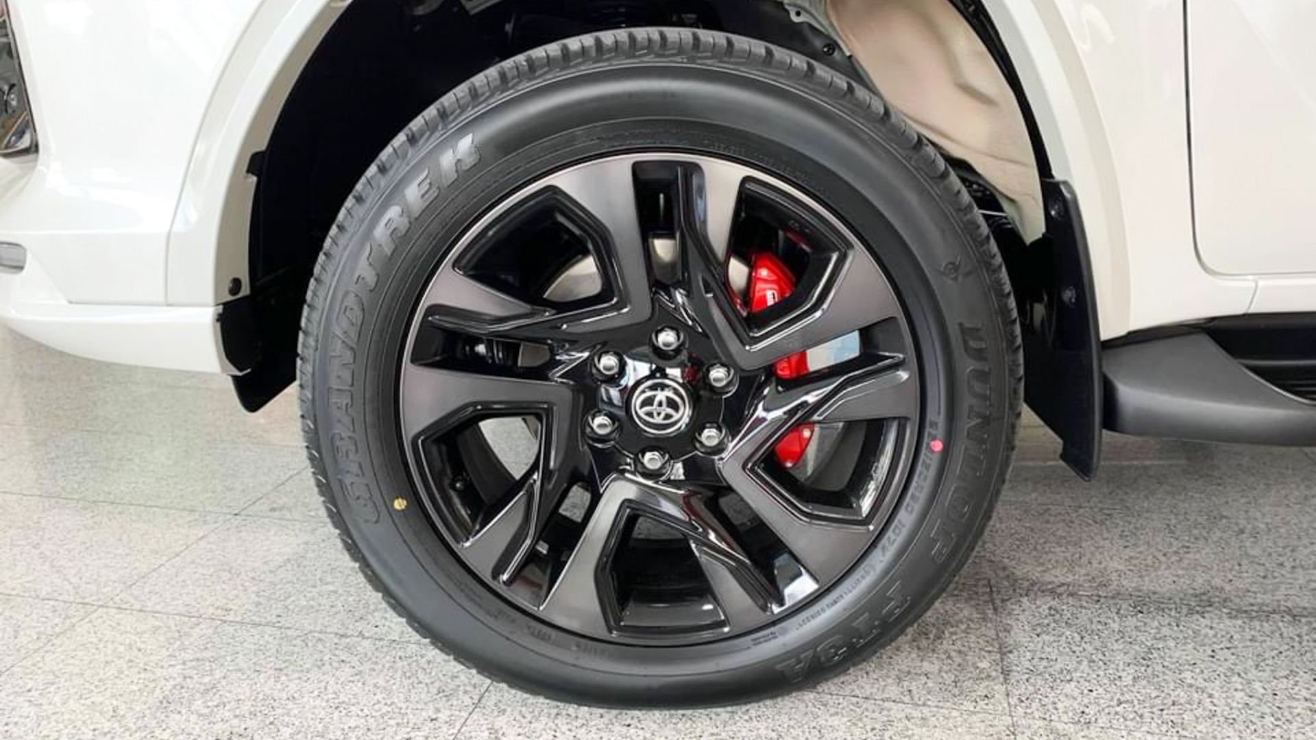 Xem trước Toyota Fortuner GR Sport 2022 giá 1.3 tỷ tại đại lý Thái Lan, sắp có mặt tại Việt Nam 4 Xem trước Toyota Fortuner GR Sport 2022 giá 1.3 tỷ tại đại lý Thái Lan, sắp có mặt tại Việt Nam 4