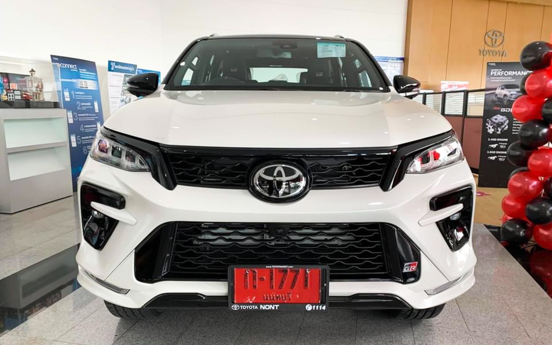 Xem trước Toyota Fortuner GR Sport 2022 giá 1.3 tỷ tại đại lý Thái Lan, sắp có mặt tại Việt Nam 3 Xem trước Toyota Fortuner GR Sport 2022 giá 1.3 tỷ tại đại lý Thái Lan, sắp có mặt tại Việt Nam 3