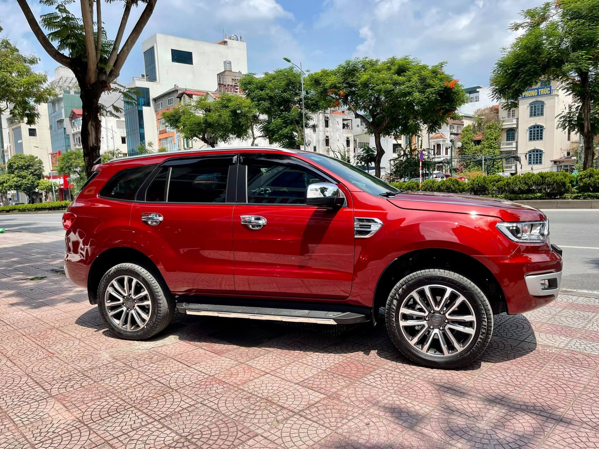 Loạt SUV xịn xò đang phải bán lỗ trên thị trường xe cũ: Khách mua hưởng lợi vài trăm triệu đồng - Ảnh 1