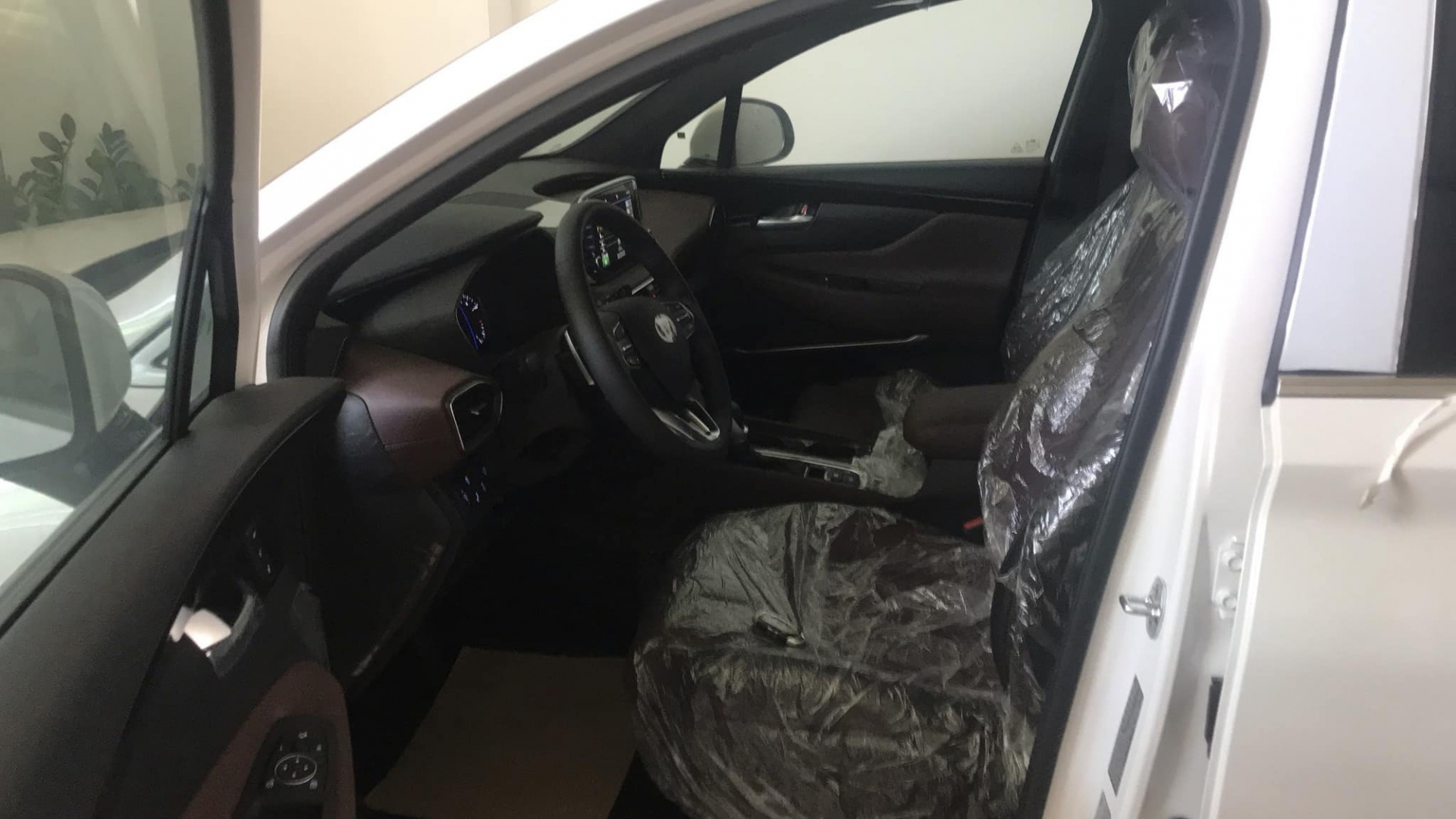 Thêm chiếc Hyundai Santa Fe biển VIP lên sàn xe cũ, vẫn nguyên vẹn chưa hề được lăn bánh - Ảnh 3 Thêm chiếc Hyundai Santa Fe biển VIP lên sàn xe cũ, vẫn nguyên vẹn chưa hề được lăn bánh - Ảnh 3