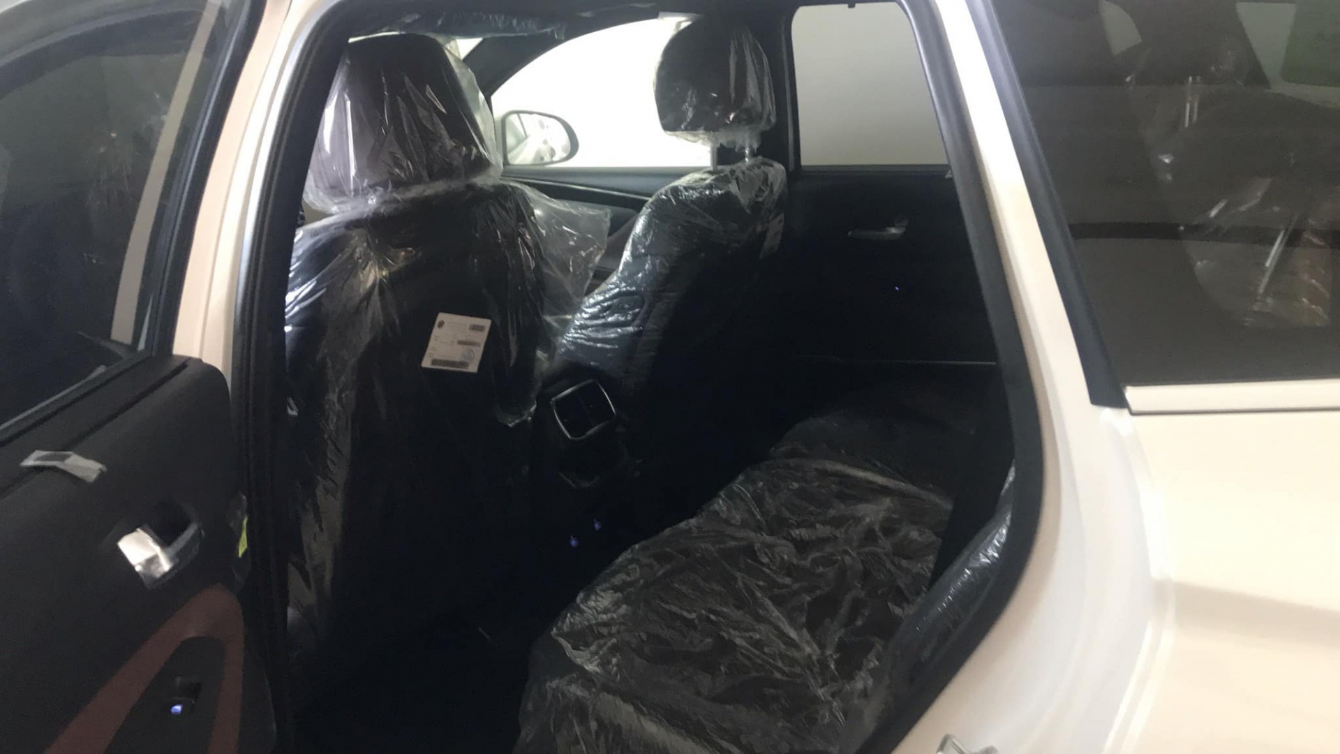 Thêm chiếc Hyundai Santa Fe biển VIP lên sàn xe cũ, vẫn nguyên vẹn chưa hề được lăn bánh - Ảnh 4 Thêm chiếc Hyundai Santa Fe biển VIP lên sàn xe cũ, vẫn nguyên vẹn chưa hề được lăn bánh - Ảnh 4