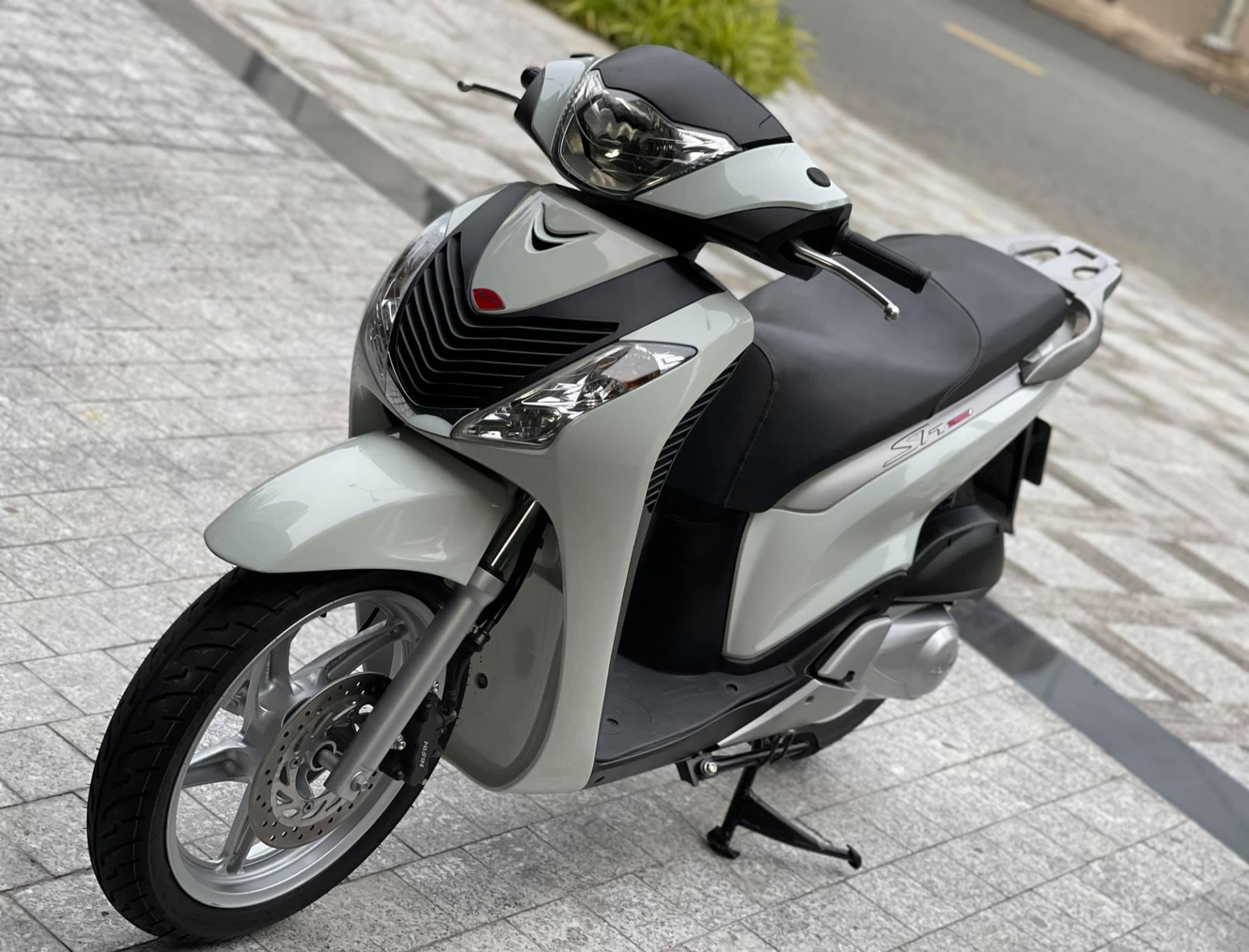 Honda SH 150i cũ rao bán giá 1 tỷ đồng, xe tìm được chủ mới chỉ sau 4 ngày - Ảnh 2 Honda SH 150i cũ rao bán giá 1 tỷ đồng, xe tìm được chủ mới chỉ sau 4 ngày - Ảnh 2