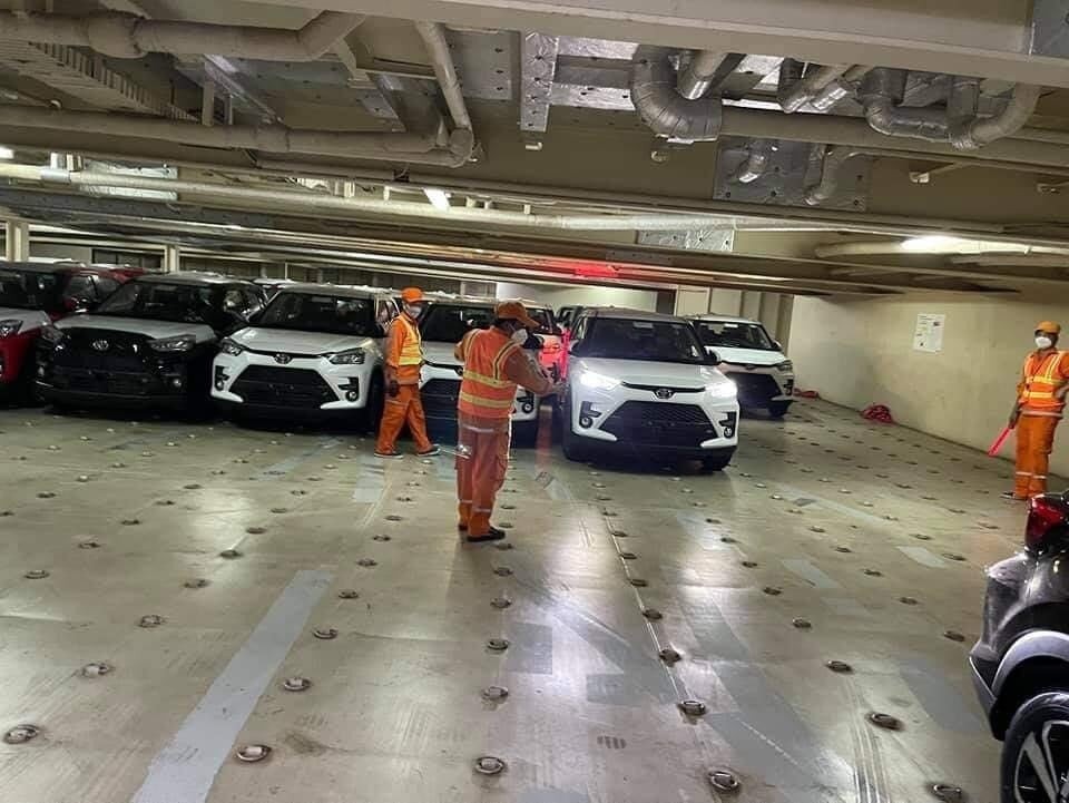 Toyota Raize vừa về tới kho, đại lý đã đánh tiếng ‘kèm lạc’ khiến người dùng ngỡ ngàng 5 Toyota Raize vừa về tới kho, đại lý đã đánh tiếng ‘kèm lạc’ khiến người dùng ngỡ ngàng 5