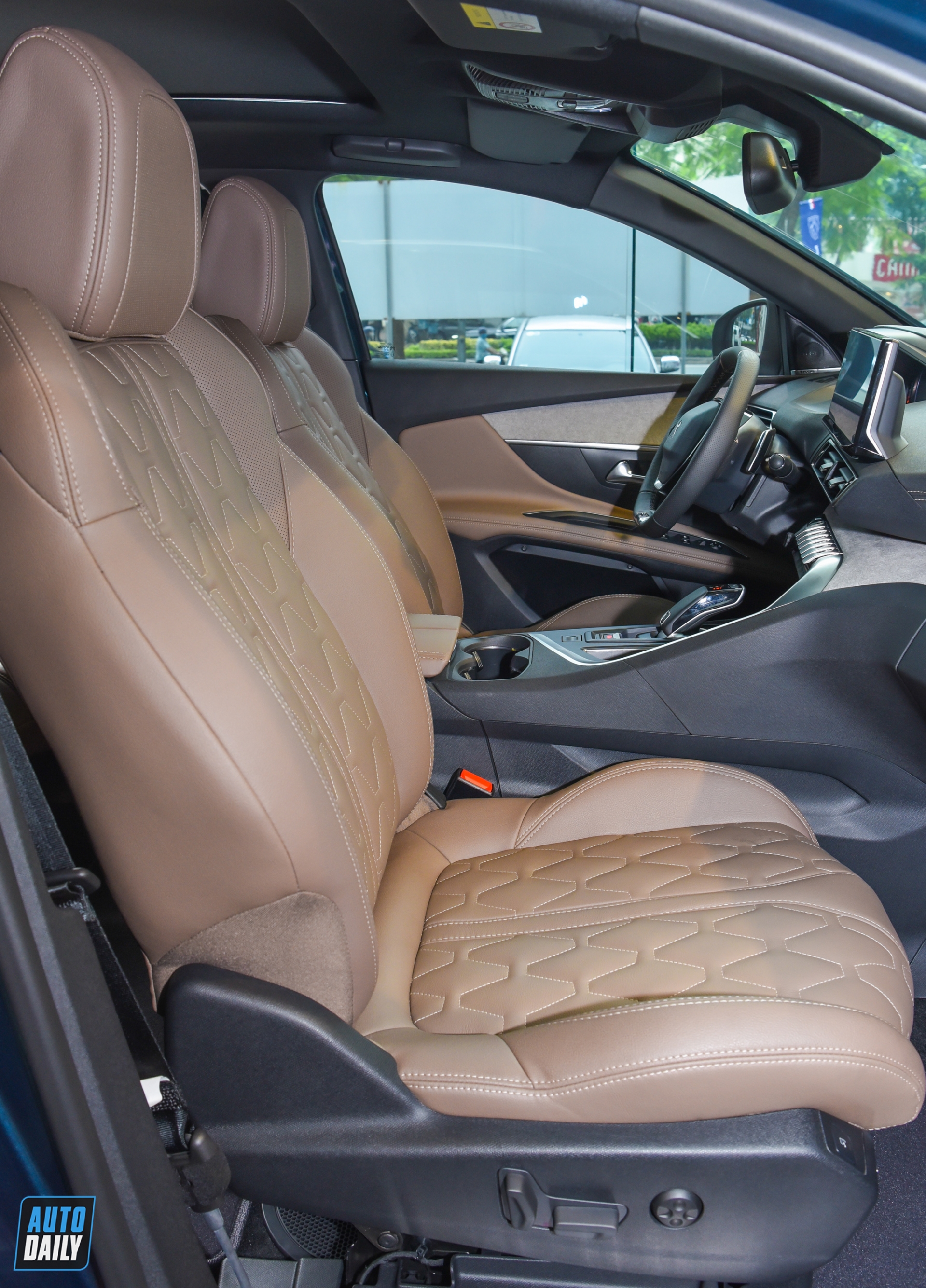 Cận cảnh Peugeot 5008 đời mới đã có mặt tại đại lý, sẵn sàng phục vụ khách Việt - Ảnh 2 Cận cảnh Peugeot 5008 đời mới đã có mặt tại đại lý, sẵn sàng phục vụ khách Việt - Ảnh 2
