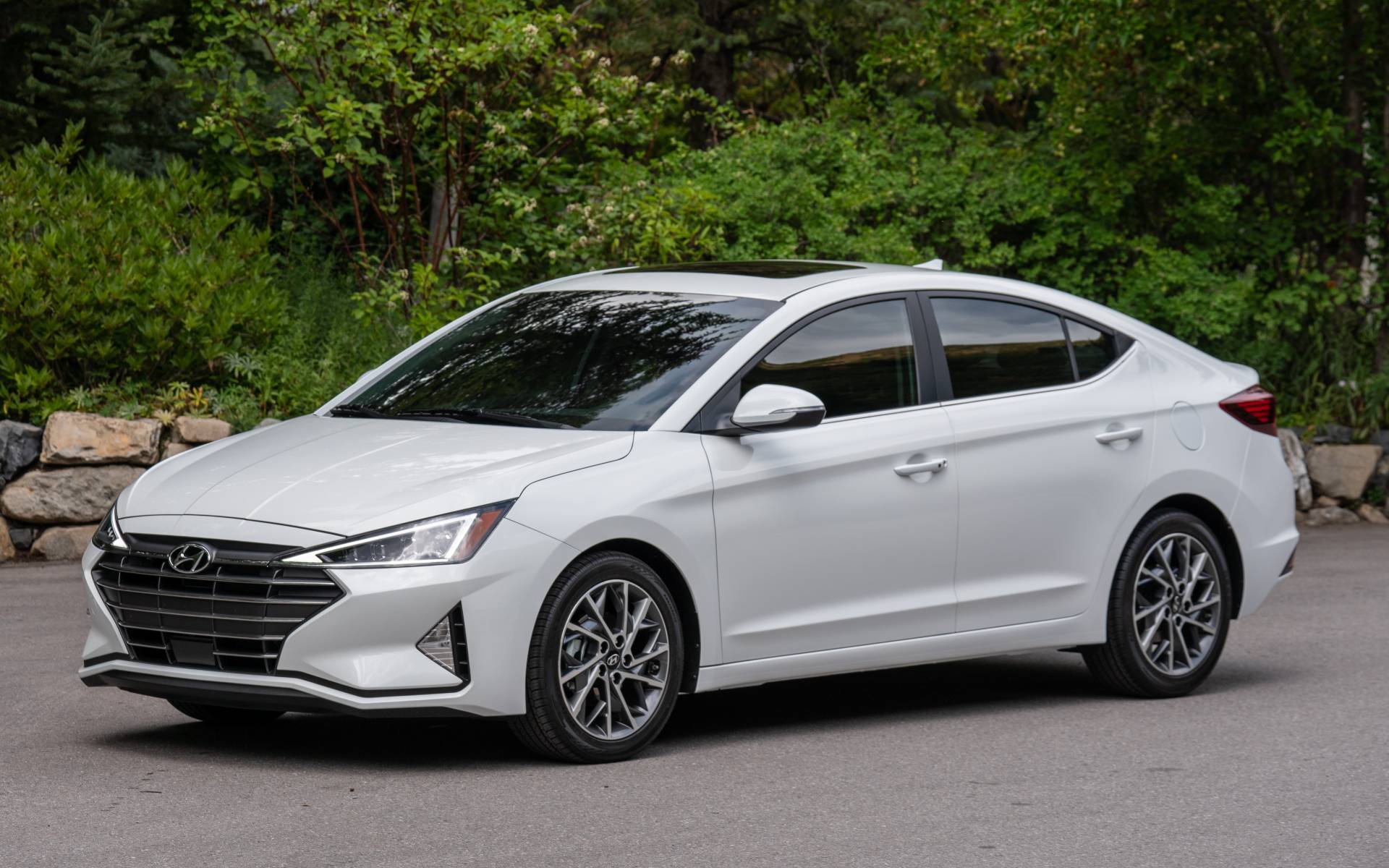 Đại lý Hyundai đồng loạt đại hạ giá cho Elantra, giảm kịch sàn chỉ còn 525 triệu đồng - Ảnh 1 Đại lý Hyundai đồng loạt đại hạ giá cho Elantra, giảm kịch sàn chỉ còn 525 triệu đồng - Ảnh 1
