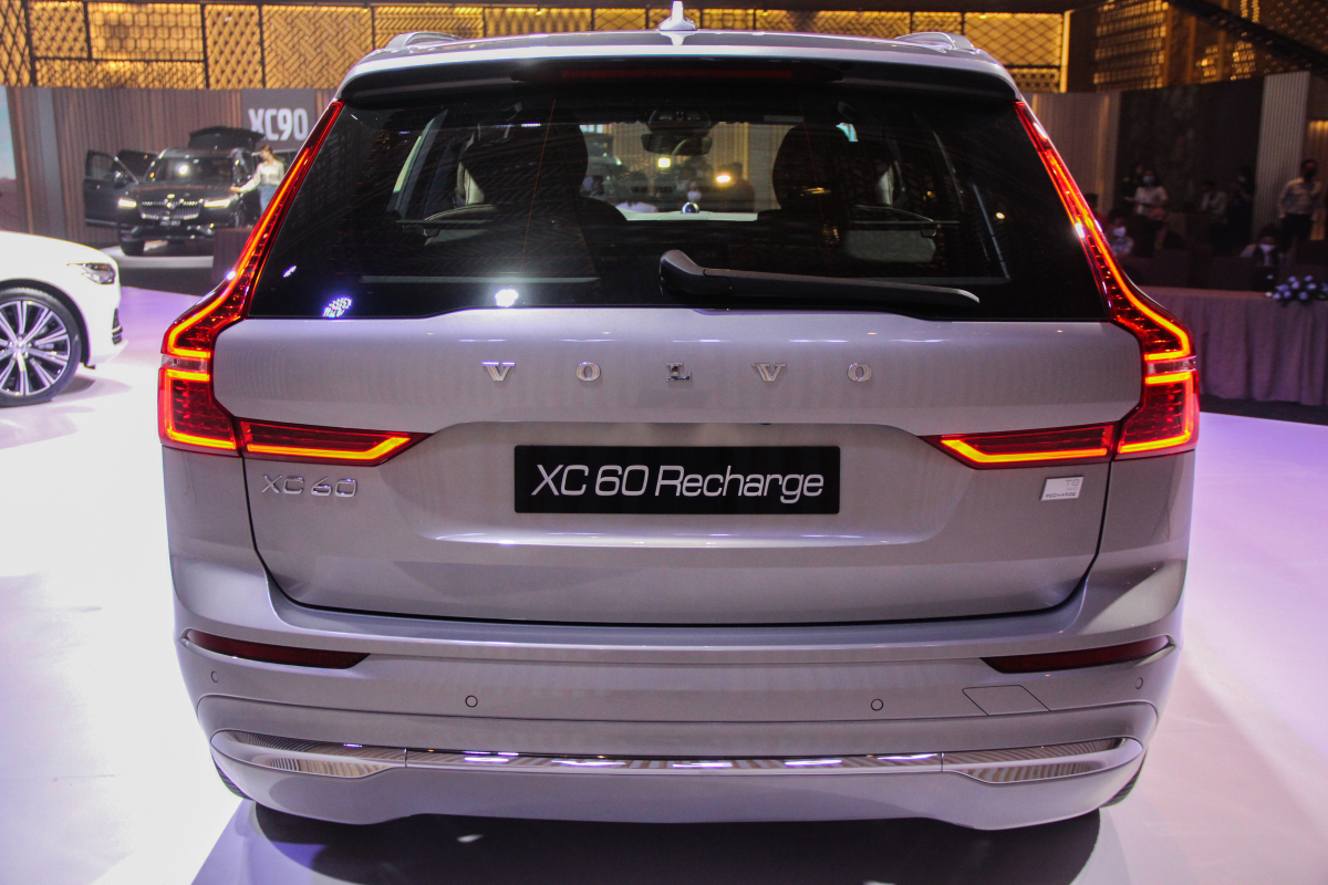 Close-up Volvo XC60 Recharge has just launched: The only luxury car in the segment has a 7 . hybrid configuration