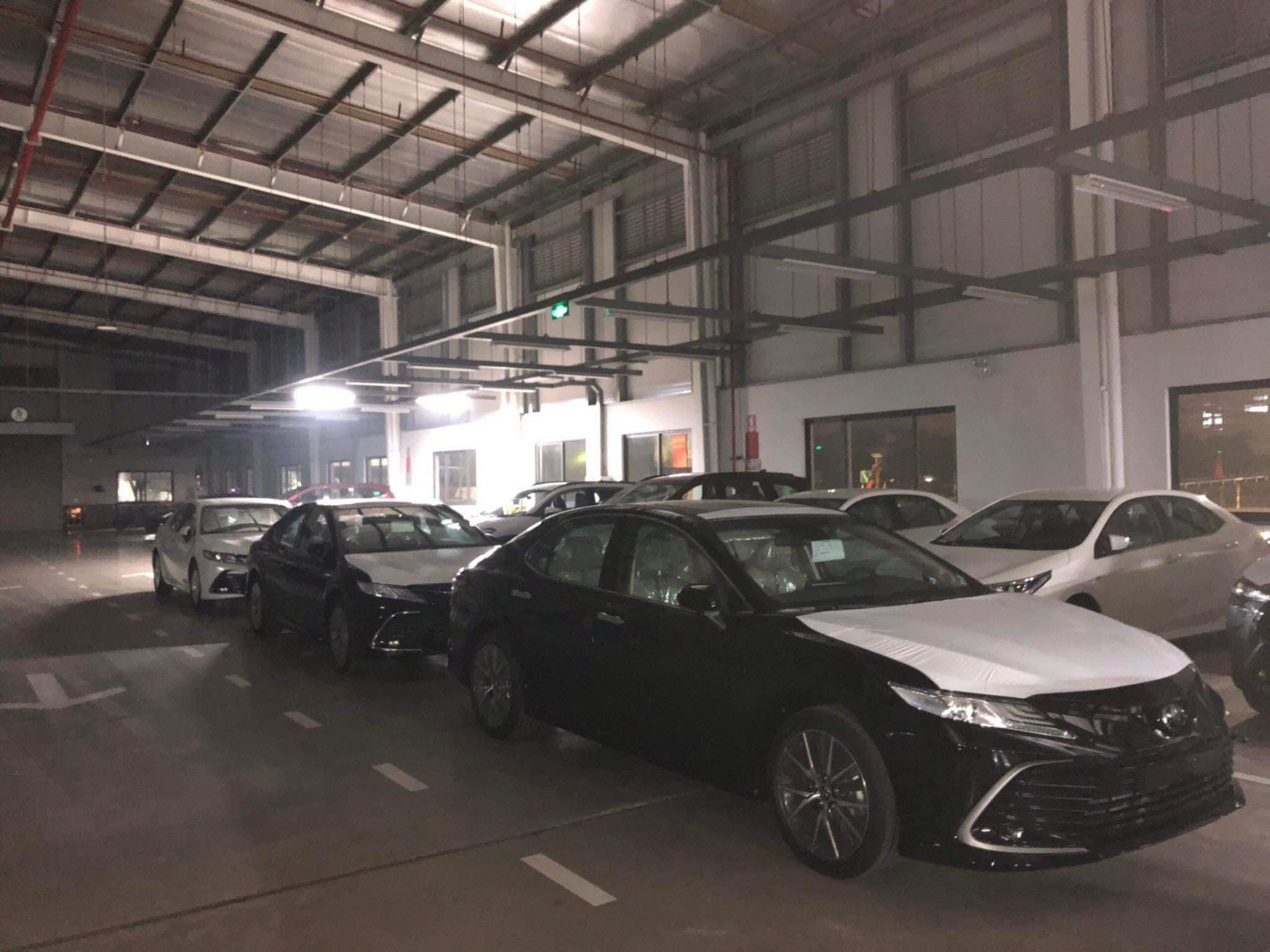 Cận cảnh Toyota Camry 2022 đã có mặt tại đại lý Việt Nam, sẵn sàng phục vụ khách hàng 1