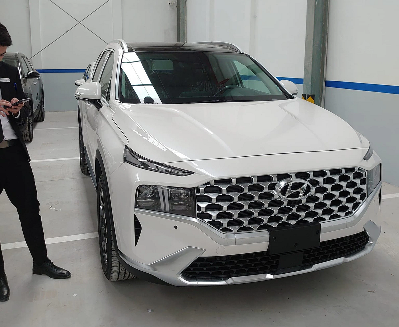 Hyundai Santa Fe 2022 bất ngờ xuất hiện tại đại lý: Bất ngờ về giá bán 1