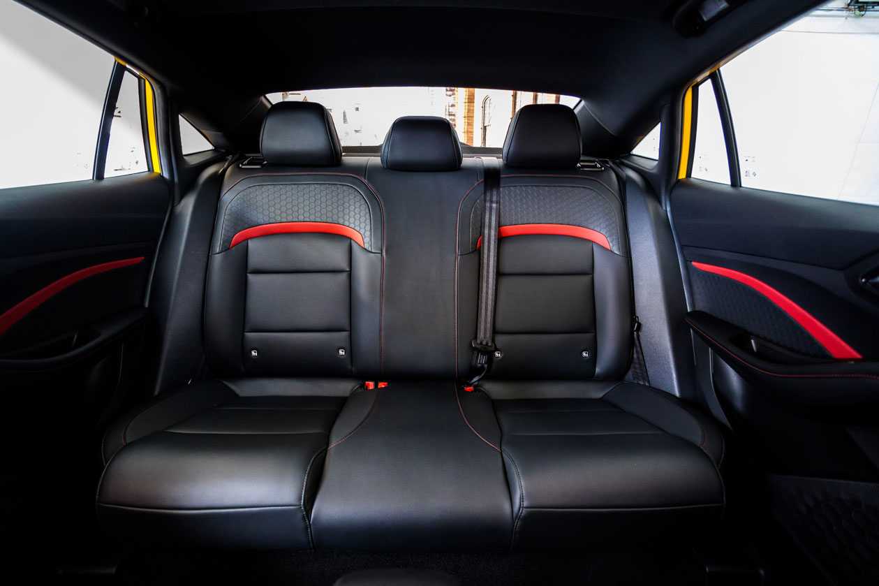 Một ‘siêu phẩm’ sedan hạng C sắp ra mắt: Giá rẻ hơn hẳn Mazda 3 hay Honda Civic - Ảnh 4