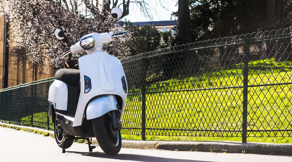 Chiếc xe máy điện đẹp long lanh đi được 140km